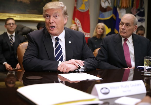 O presidente norte-americano Donald Trump participa de reunião ao lado do secretário de Segurança Interna, John Kelly (Foto: Chip Somodevilla/Getty Images)