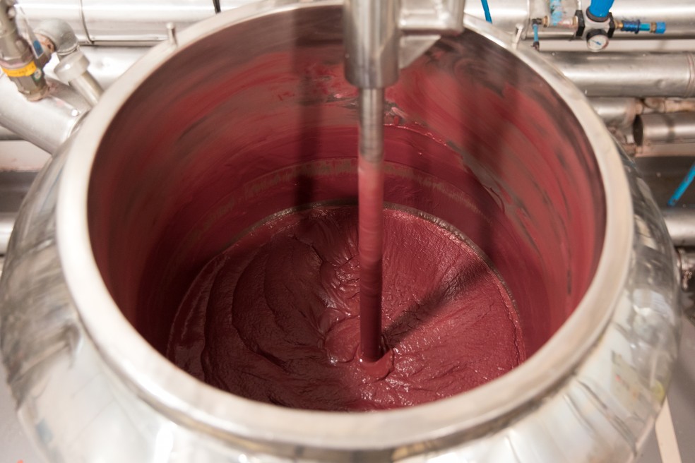 Ingredientes para a fabricação do batom são misturados e aquecidos em um fusor (Foto: Celso Tavares/G1)