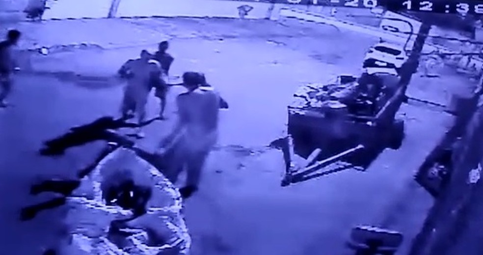 Moradores do Gama tentam impedir assassinato de jovem no DF — Foto: PMDF/Reprodução
