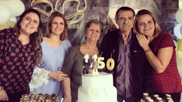 Irene (no centro), Norberto (à esquerda dela) e as três filhas: casal comemoraria 54 anos de união em maio (Foto: Katia Castilho via BBC News Brasil)