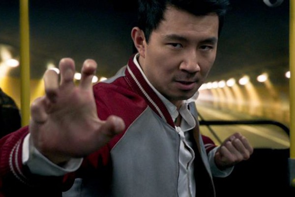 O ator Simu Liu em Shang-Chi e a Lenda dos Dez Anéis (2021) (Foto: Reprodução)