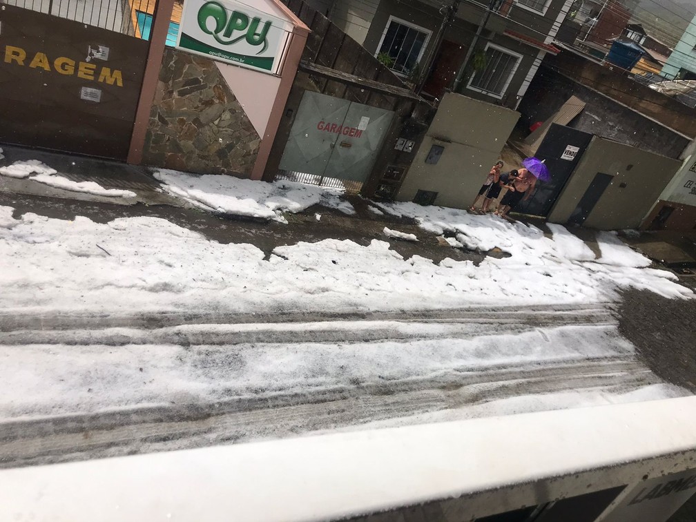 Chuva de granizo deixa ruas com aparência de neve em Cordeiro, no RJ — Foto: Reprodução/Redes sociais