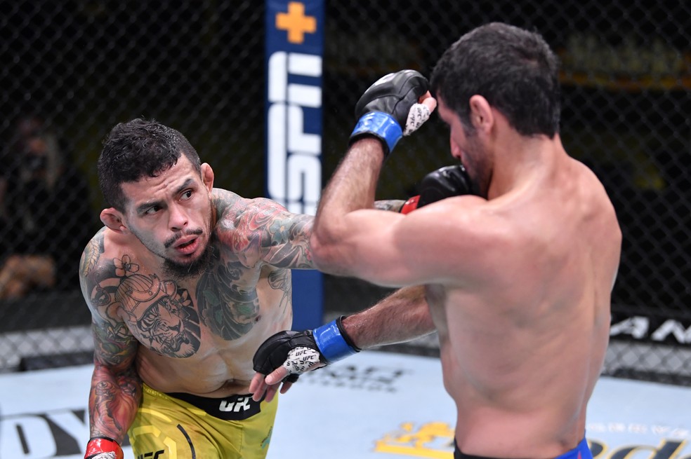 Carlos Diego Ferreira vendeu caro a derrota para Beneil Dariush no UFC Overeem x Volkov — Foto: Getty Images
