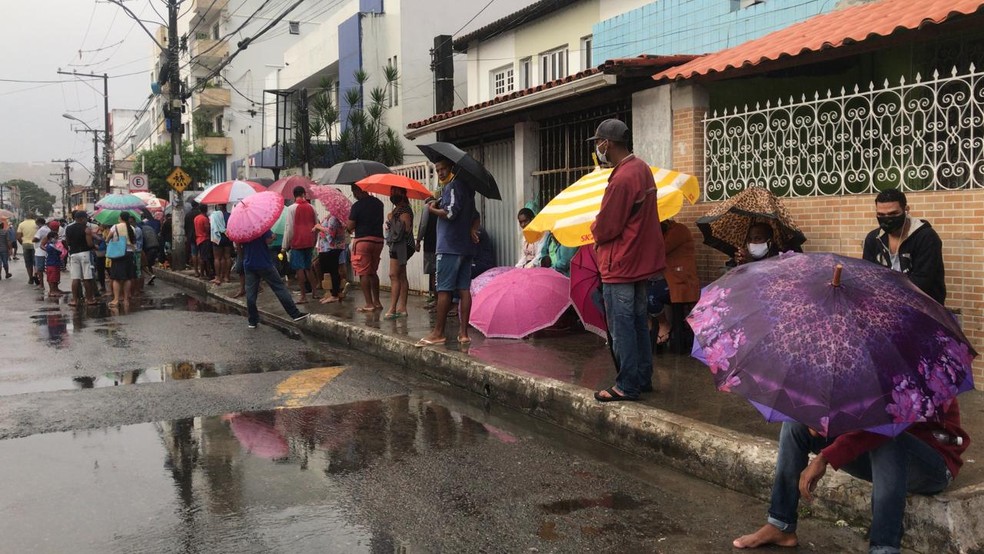 Pessoas formam imensas filas para saque do auxílio emergencial em agência no bairro de Periperi, em Salvador,  — Foto: Renan Pinheiro/TV Bahia
