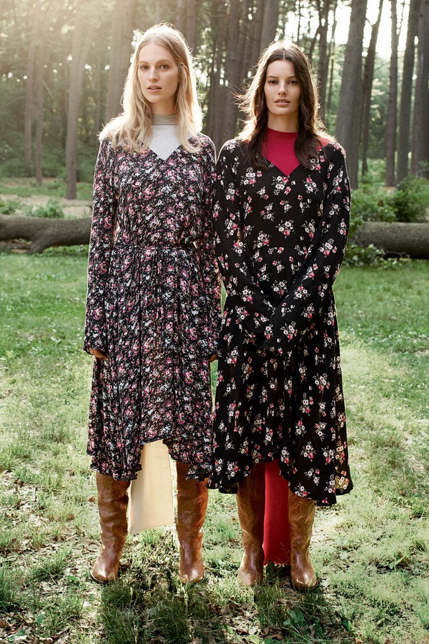 Os vestidos florais que fazem parte do repertório da Vetements em foto da Vogue América de outubro passado e, abaixo, no desfile do verão 2016 da grife (Foto: Vogue US)