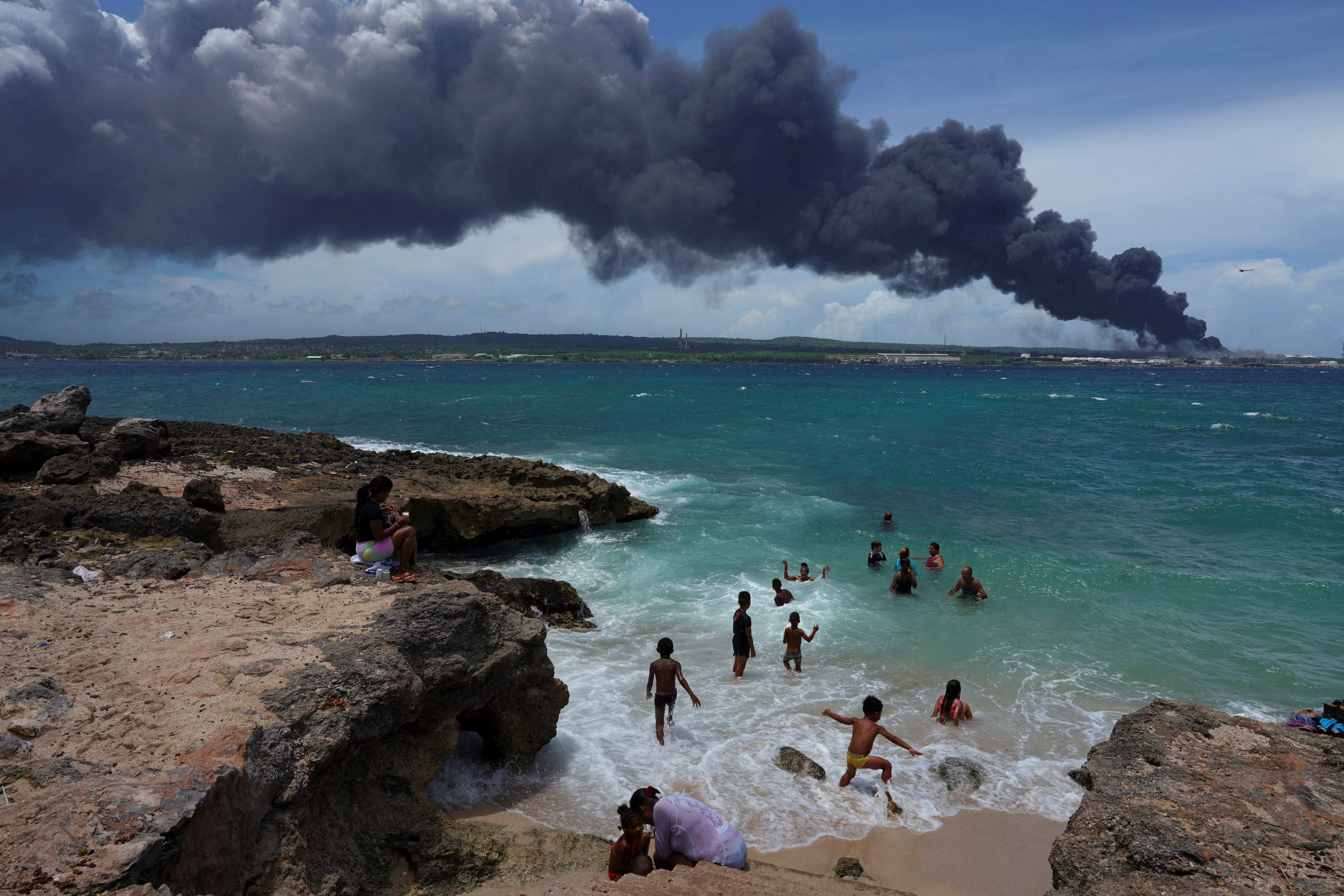 Cuba não consegue controlar incêndio no maior armazém de petróleo da ilha; México e Venezuela mandam reforços para combater o fogo