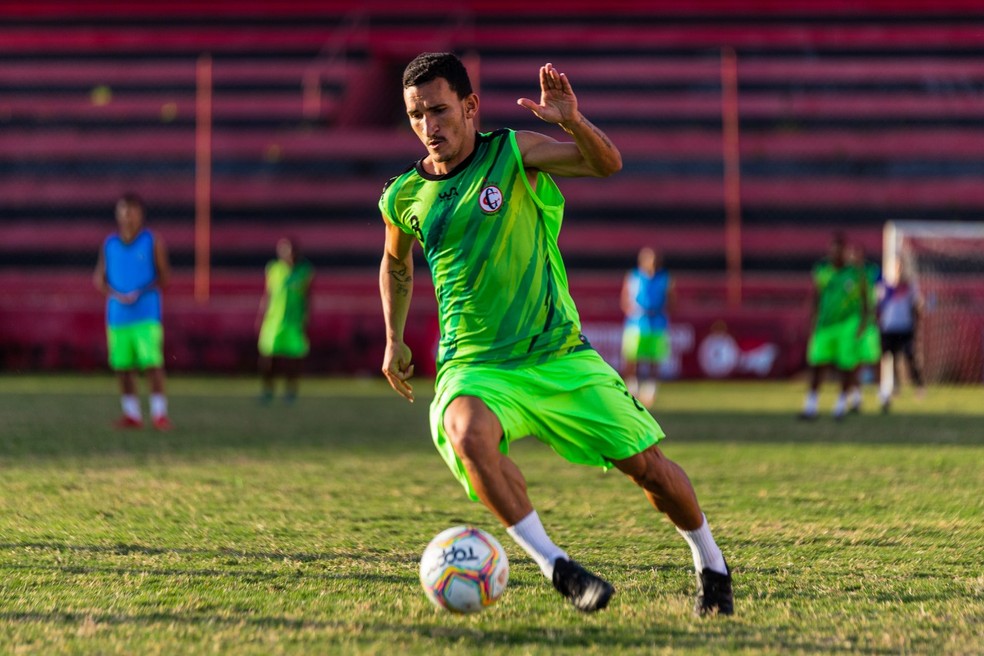Juliano rompeu o ligamento do joelho direito e ficará de fora do Campinense pelo menos mais três semanas — Foto: Daniel Lins / Campinense