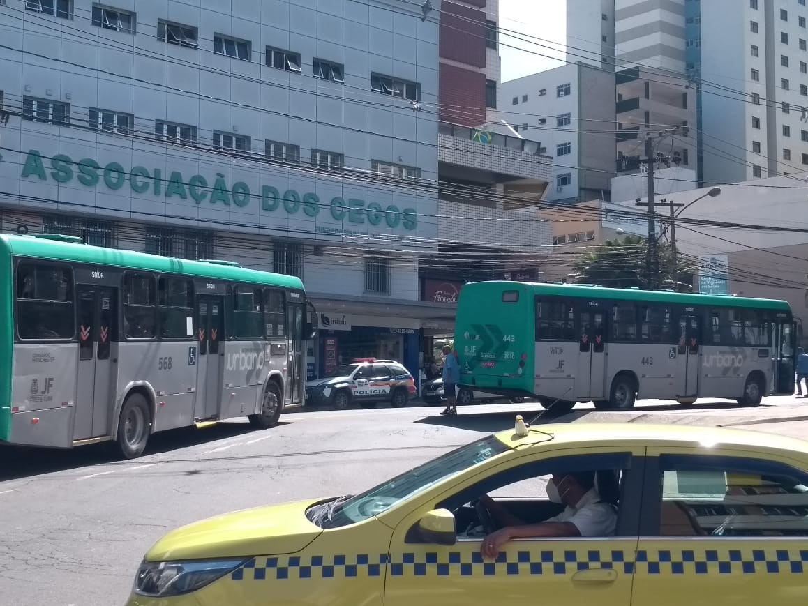 Ônibus tem defeito e trânsito é parcialmente interditado na Avenida dos Andradas em Juiz de Fora