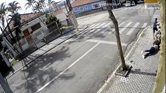 Jovem de 20 anos é derrubada por criminosos em assalto em São José; veja