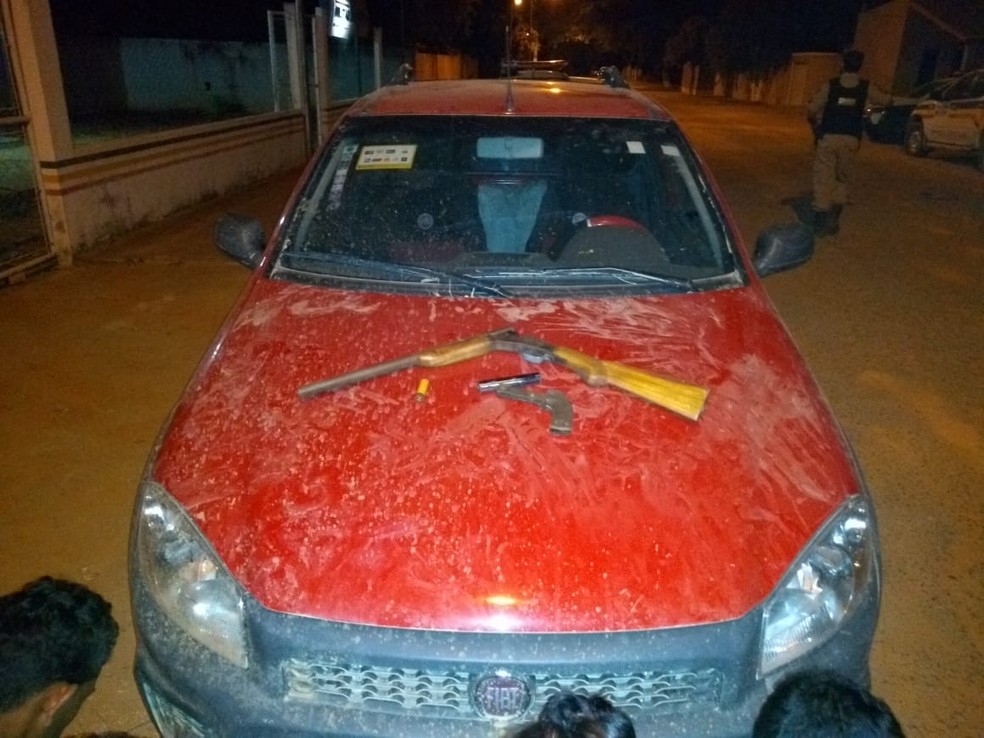 Carro foi recuperado e as armas apreendidas em JaÃ­ba (Foto: PolÃ­cia Militar/DivulgaÃ§Ã£o)