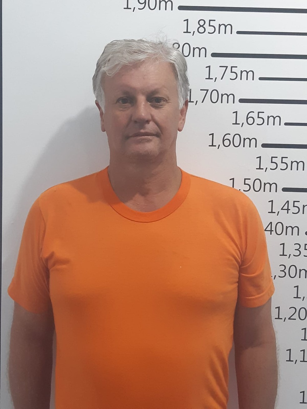 Airton Antonio Soligo, o Airton Cascavel, vestido com o uniforme laranja que é usado por todos os internos que estão na Penitenciária de Monte Cristo — Foto: Arquivo pessoal
