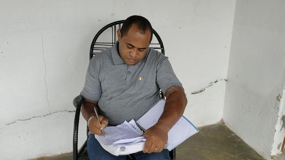 Aluísio anota tudo em um caderno — Foto: Iara Nóbrega