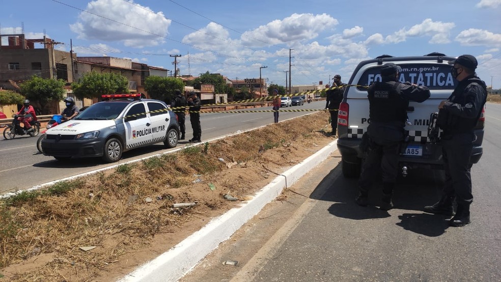 Homem foi morto a tiros às margens da BR-304 em Mossoró — Foto: Isaiana Santos / Intertv Costa Branca