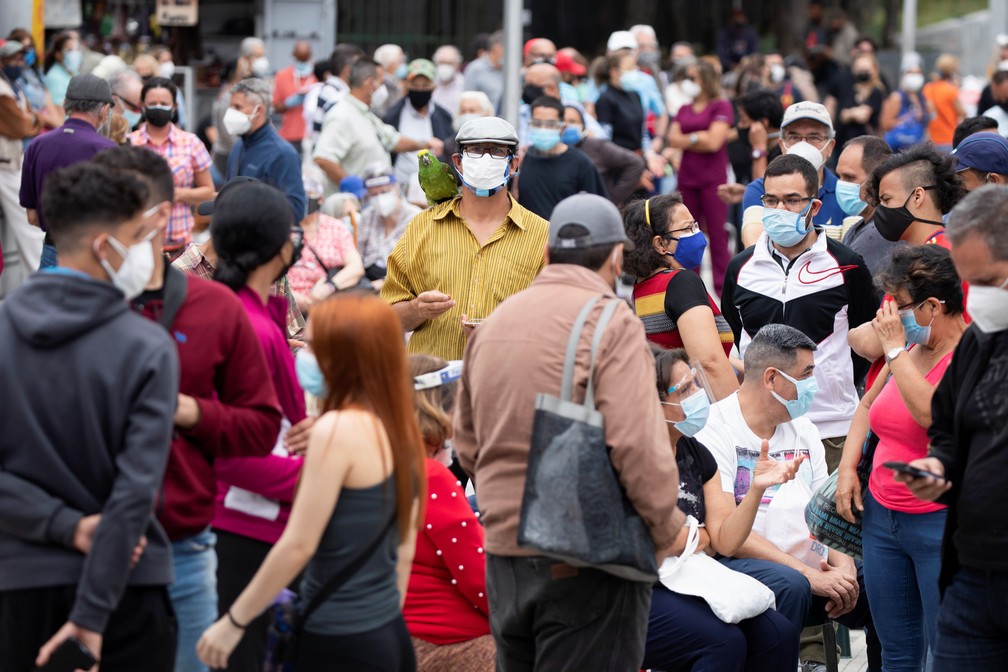 Aglomeração é registrada em frente a posto de vacinação contra a Covid-19 em hotel em Caracas, na Venezuela, nesta segunda-feira (31) — Foto: Leonardo Fernandez Viloria/Reuters