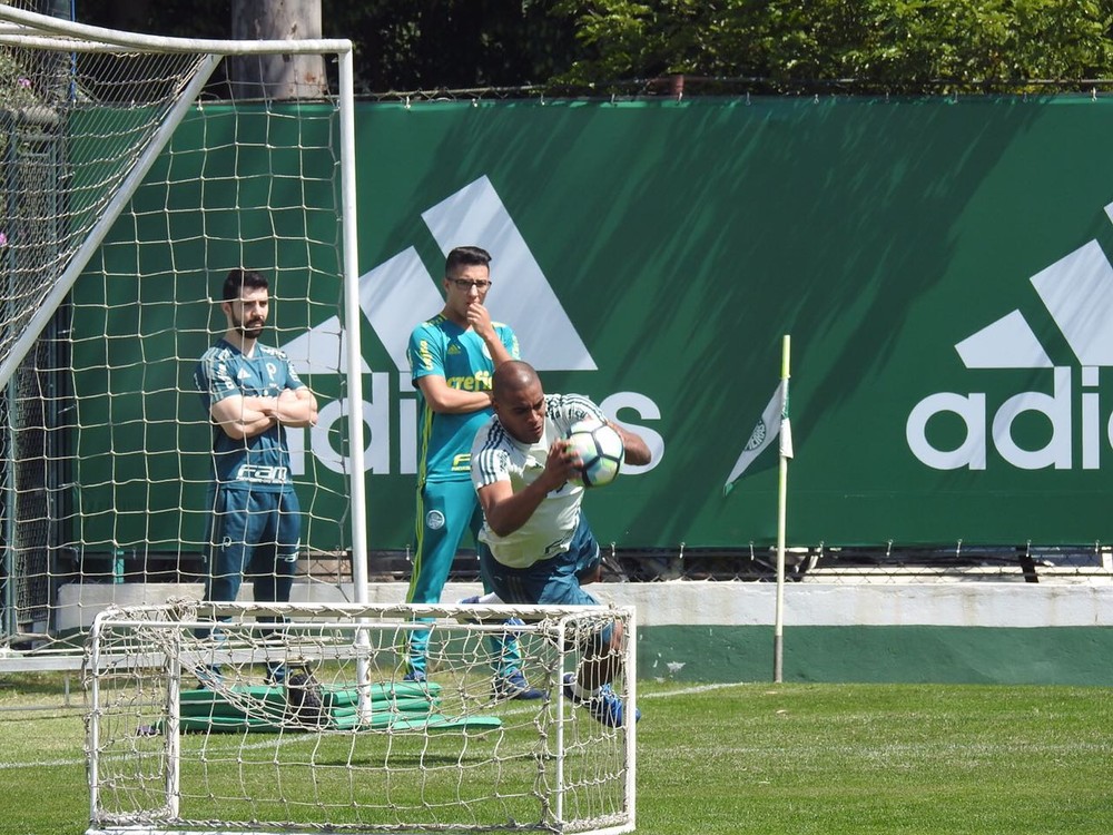  Volta logo? Jailson aparece no gramado e anima médicos do Palmeiras