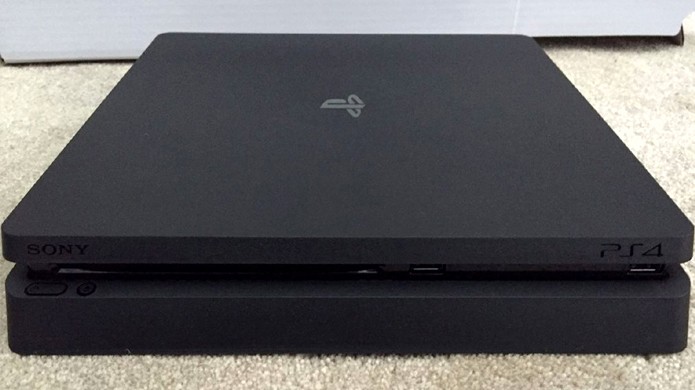 PlayStation 4 Slim surge em imagens na internet e revela possível novo modelo da Sony para o PS4 (Foto: Reprodução/Engadget)