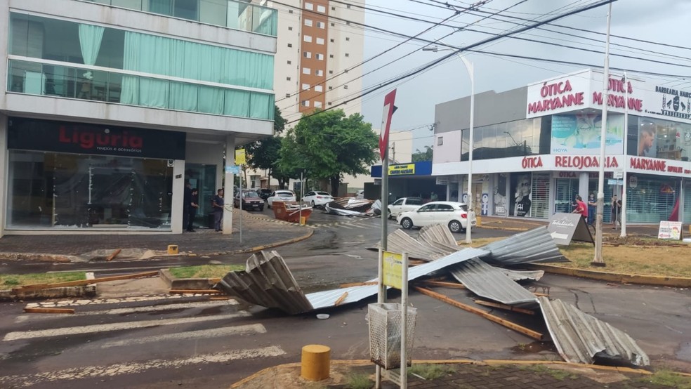 Via foi interditada por causa de telhas derrubadas, em Cafelândia — Foto: Genésio Roecher/GR Informações