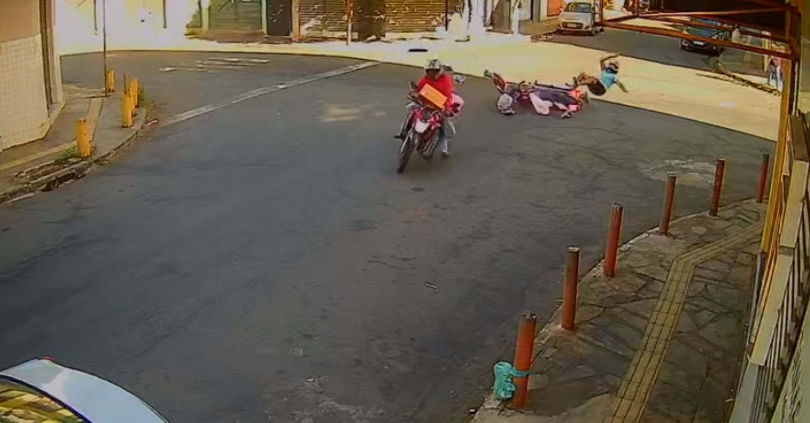 Vídeos mostram sequência de acidentes em cruzamento de ruas em Goiânia