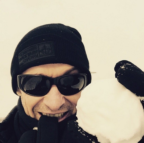 Hugh Jackman se prepara para uma guerra de bolas de neve (Foto: Reprodução Instagram)