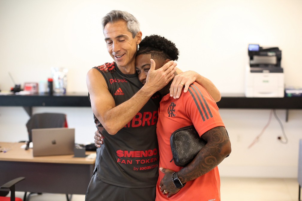 Paulo Sousa abraça Marinho em primeiro treino do jogador pelo Flamengo — Foto: Marcelo Cortes/Flamengo