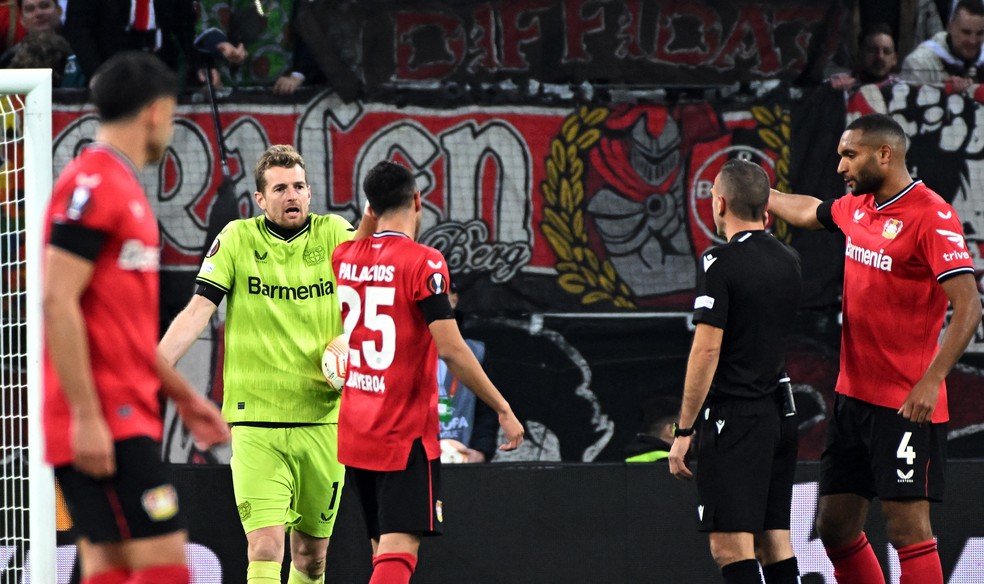 Hradecky reclama com árbitro após marcar gol contra — Foto: Reuters