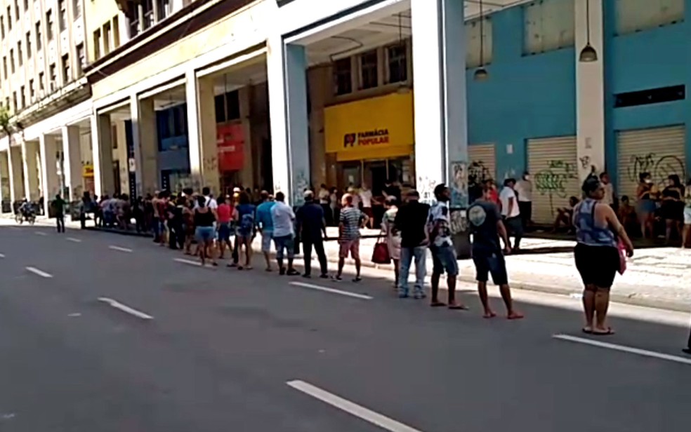 Fila para a agência da Caixa se estendeu pela Avenida Guararapes, na região central do Recife, nesta segunda-feira (13) — Foto: Reprodução/WhatsApp