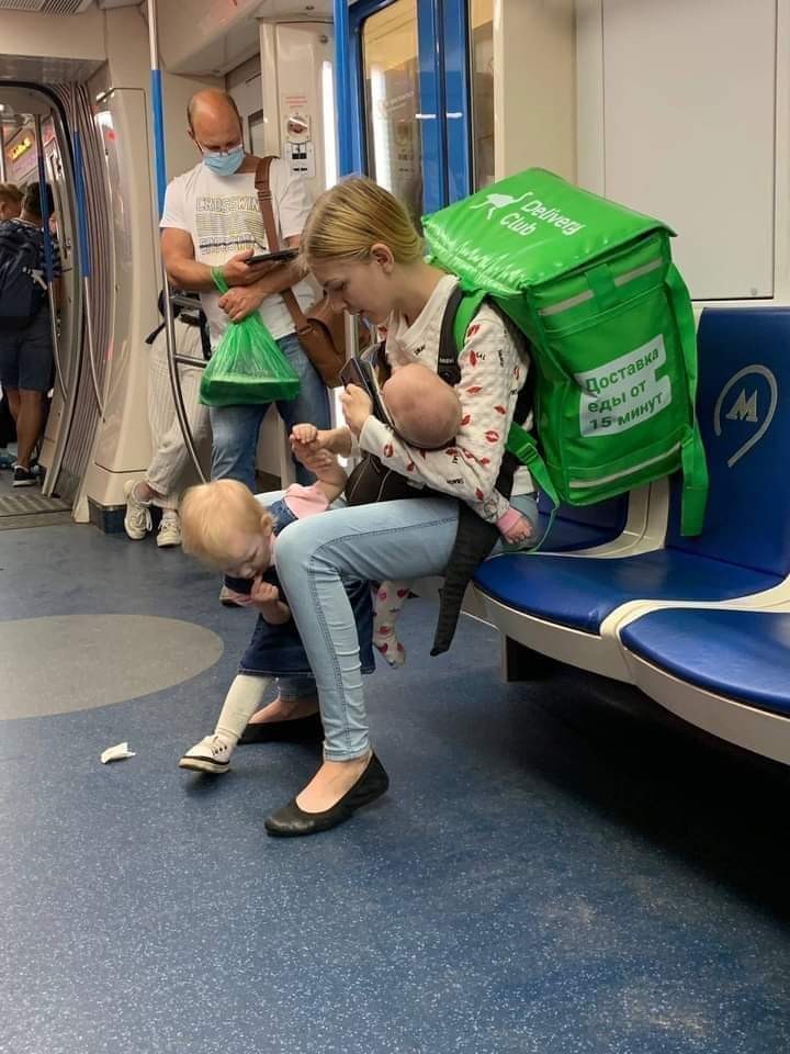 Lada e as filhas no metrô (Foto: Reprodução Facebook)