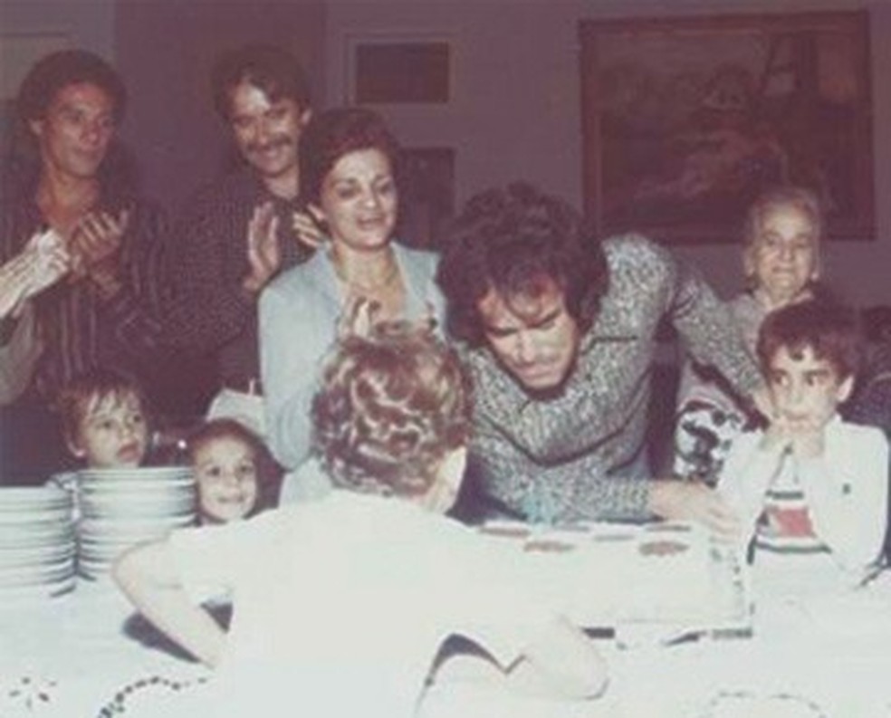 Momento família em comemoração de aniversário, com Vanderlei Luxemburgo ao fundo. Luxa foi seu auxiliar no começo da carreira — Foto: Arquivo Pessoal