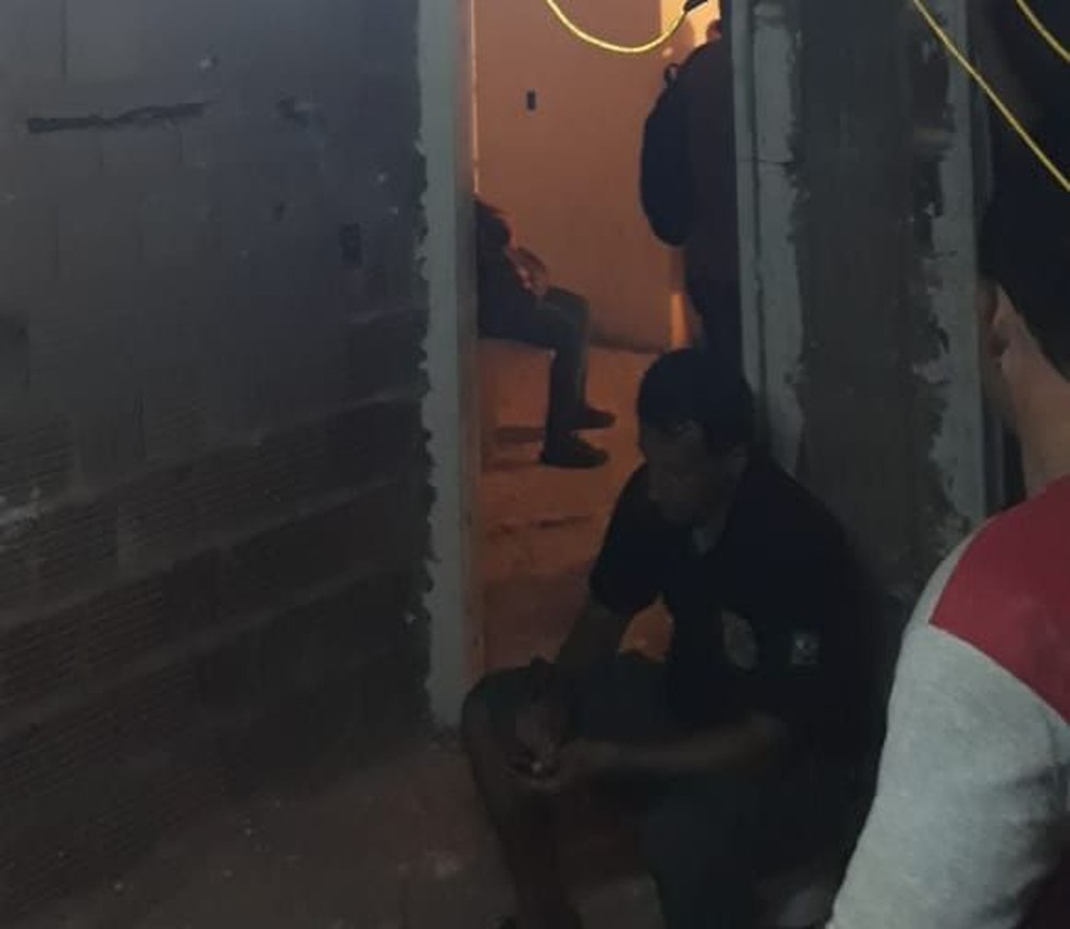 12 homens sÃ£o encontrados em condiÃ§Ãµes anÃ¡logas a de escravo em prÃ©dio abandonado em Fortaleza. (Foto: AndrÃ© Alencar/TV Verdes Mares)