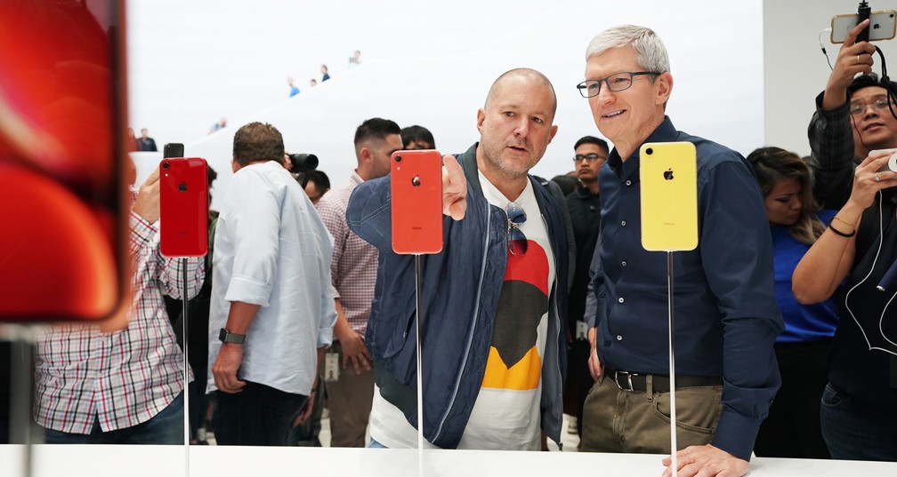 Tim Cook e Jony Ive observam iPhone XR — Foto: Divulgação / Apple
