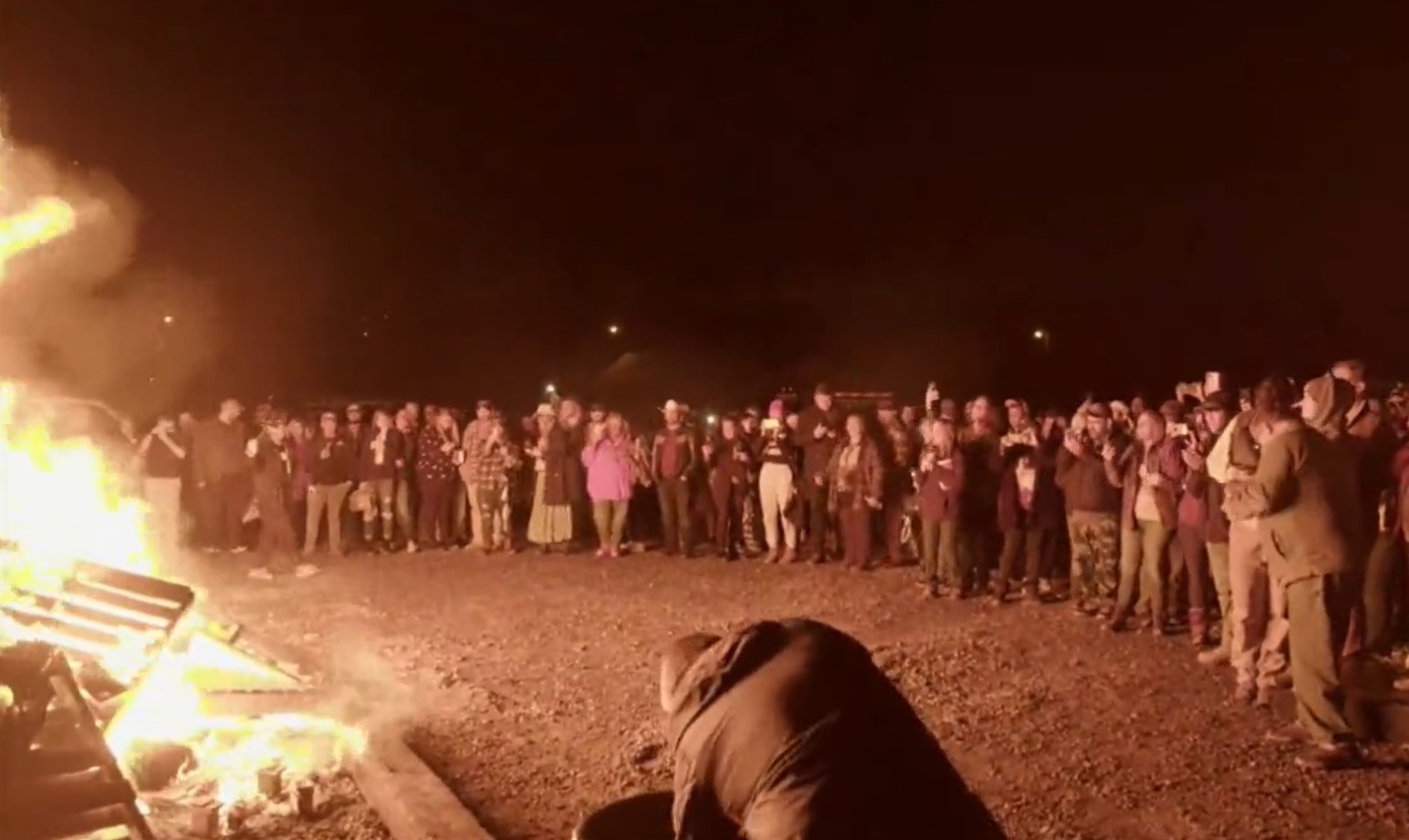 Pastor organiza fogueira com livros de Harry Potter e Crepúsculo (Foto: Reprodução/Twitter)