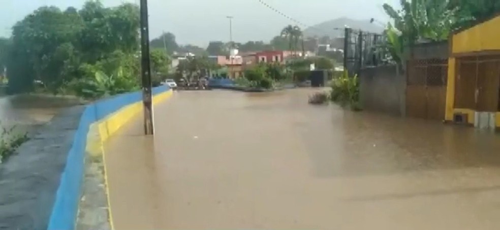 Município de Coaraci tem ruas alagadas após temporal de chuvas — Foto: Reprodução/TV Bahia