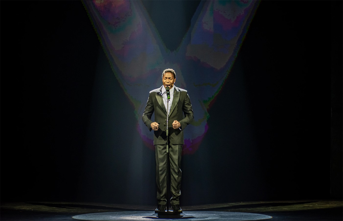 Musical sobre Clube da Esquina comove ao conectar ao Brasil de 2022 os sonhos de Milton Nascimento e da família Borges 