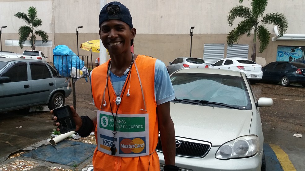 Flanelinha Adenilson Brito, de 23 anos, trabalha ao lado de shopping — Foto: Victor Vidigal/G1