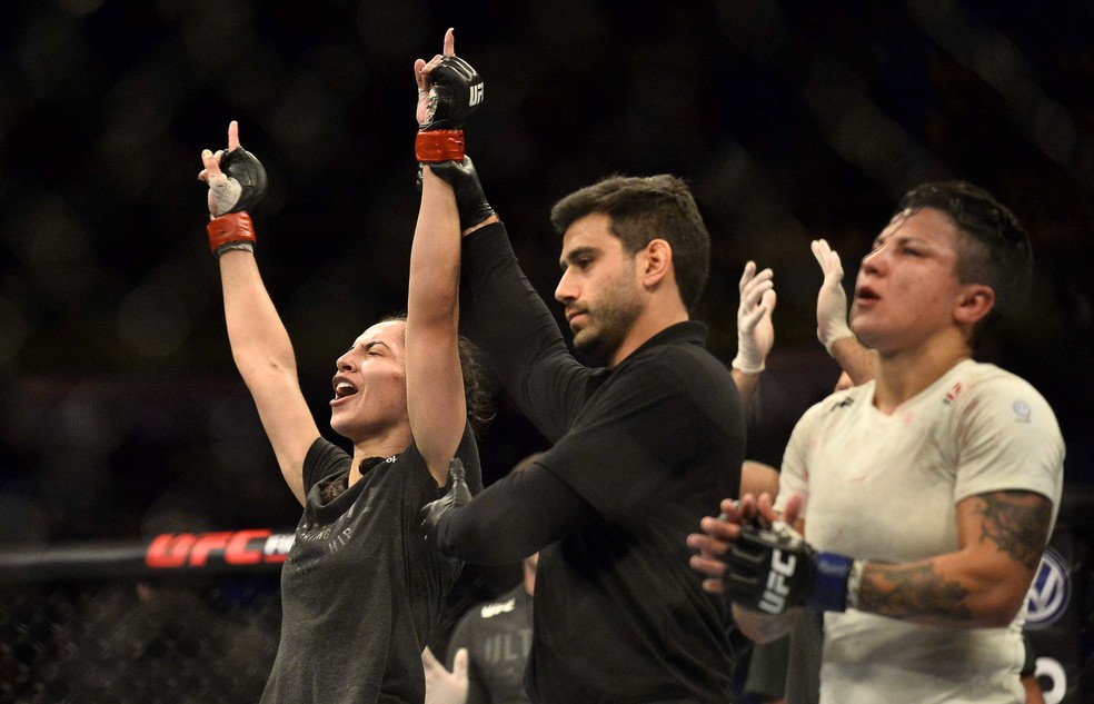 Ariane Lipski festeja a vitória sobre Isabela de Pádua no UFC São Paulo — Foto: Marcos Ribolli