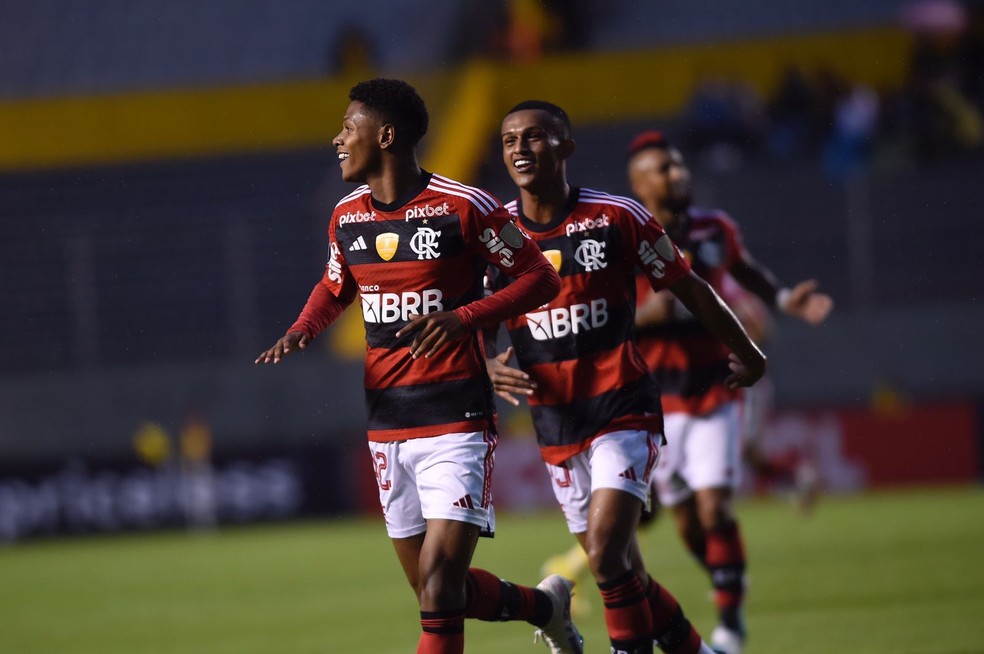 Matheus Fran&ccedil;a comemora gol em Aucas x Flamengo &mdash; Foto: Marcelo Cortes/Flamengo