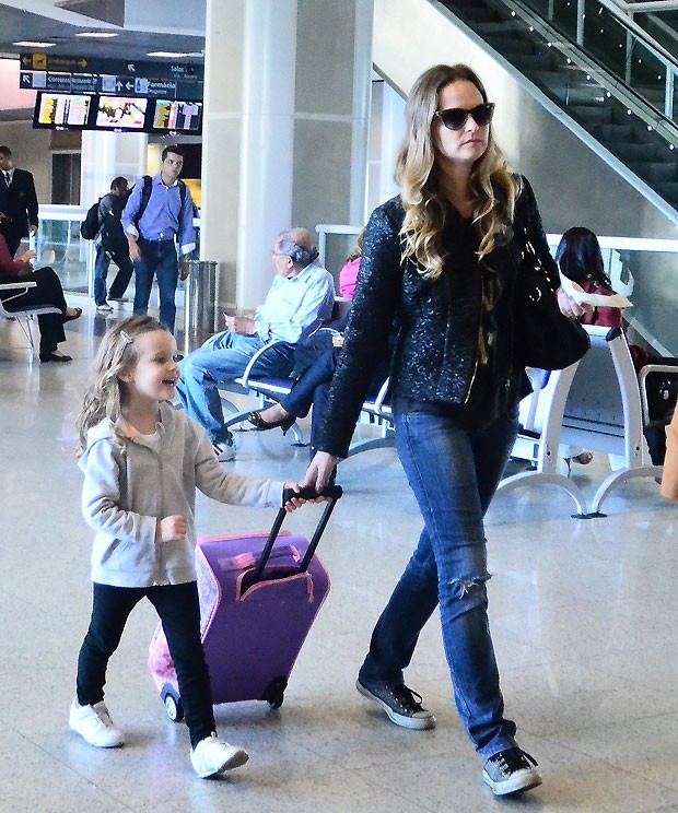 Fernanda Rodrigues acompanhada da filha em aeroporto (Foto: William Oda / AgNews)