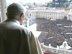 O Papa Bento XVI durante a oração do Ângelus neste domingo (24), no Vaticano (Foto: Reprodução/TV Globo)