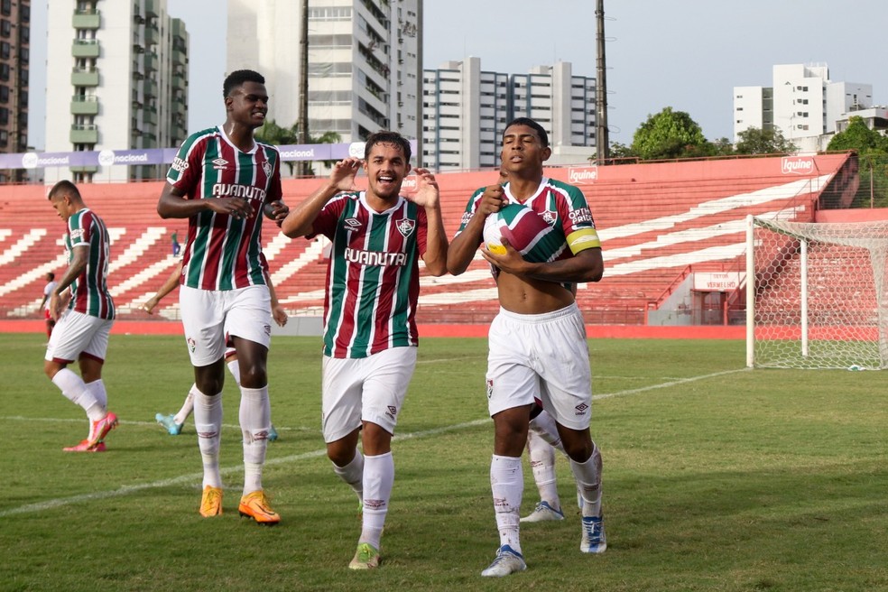 John Kennedy fez um golaço na estreia contra o Náutico — Foto: Marlon Costa/Pernambuco Press