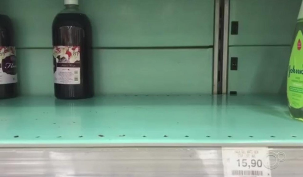 Preocupação com coronavírus faz álcool em gel 'desaparecer' de supermercados e farmácias em Sorocaba — Foto: Reprodução/TV TEM