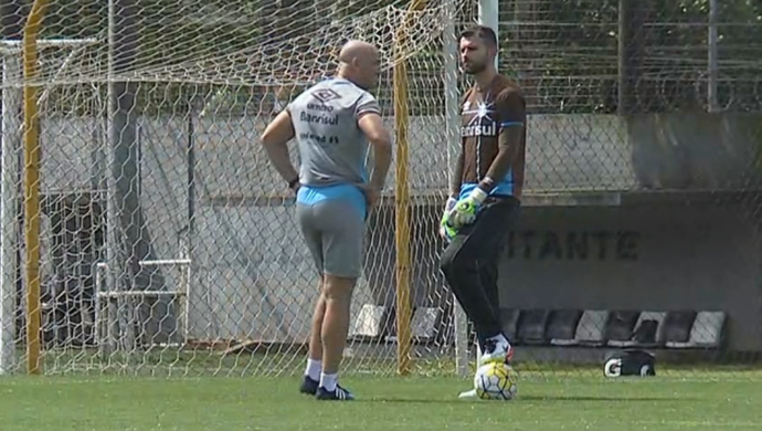 Grassi engata maior série como titular do Grêmio e encara jogo da carreira
