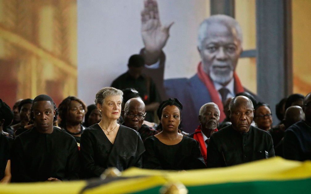 O filho de Kofi Anna, Kojo Annan, sua vi&uacute;va, Nane Annan, e sua filha, Ama Annan, participam do vel&oacute;rio do ex-secret&aacute;rio Geral da ONU em Acra, Gana, na quarta-feira (12) &mdash; Foto: AP Photo/Sunday Alamba