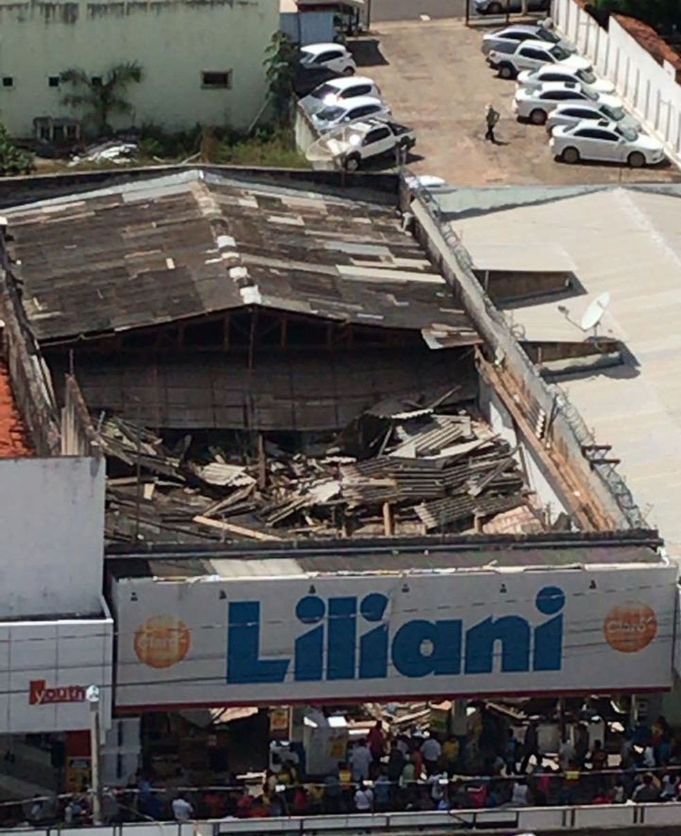 Teto de loja desaba no centro de AraguaÃ­na (Foto: DivulgaÃ§Ã£o)