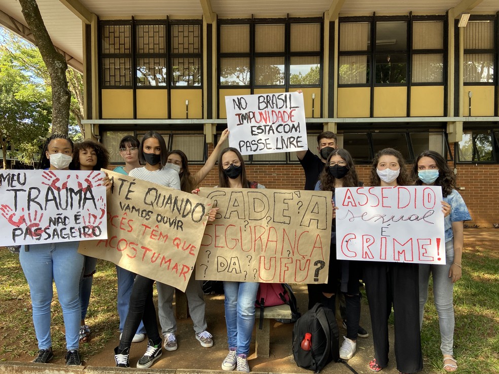 Alunas da UFU fazem manifestação no campus Umuarama após caso de importunação sexual — Foto: Allana Lima/g1
