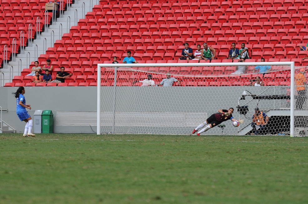 Jogo de futebol feminino no Mané Garrincha, em imagem de 2015 (Foto: Pedro Ventura/Agência Brasília)