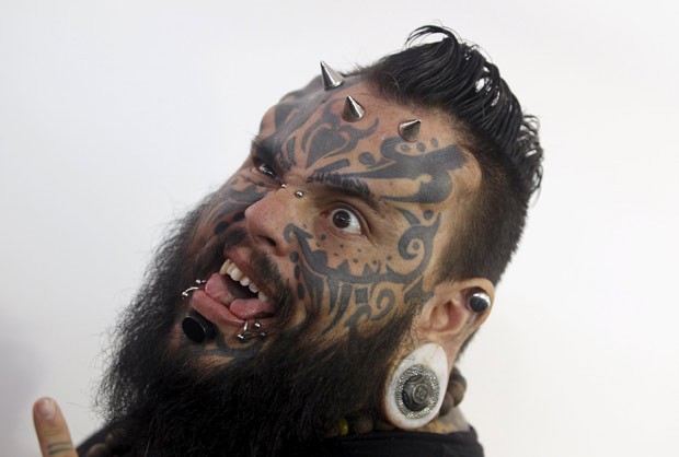 Emilio González conta com língua bifurcada e chifres de titânio implantados na cabeça (Foto: Jaime Saldarriaga/Reuters)