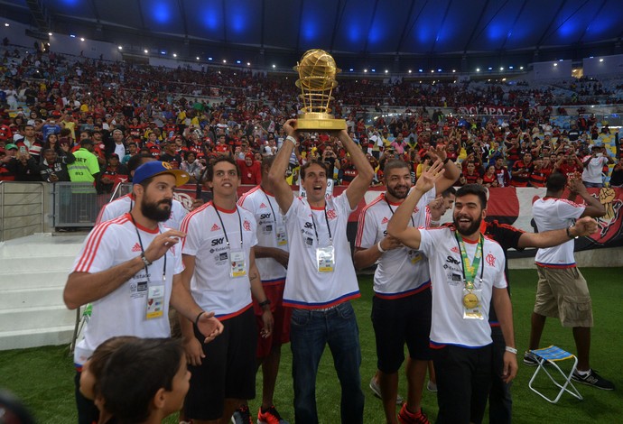 Time do Flamengo de basquete desfila antes de clássico no Maracanã (Foto: André Durão)