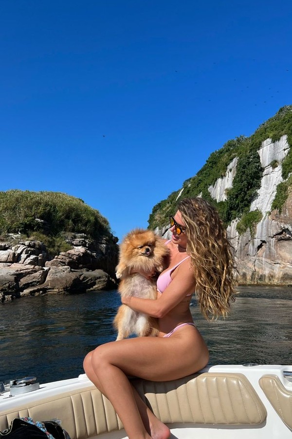 Mariana Goldfarb posa com o seu cachorro de estimação na lancha em alto mar (Foto: Instagram/Reprodução)
