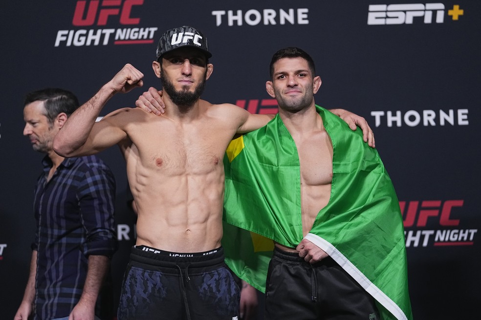 Islam Makhachev x Thiago Moises na encarada amistosa antes do UFC deste sábado — Foto: Jeff Bottari/Zuffa LLC