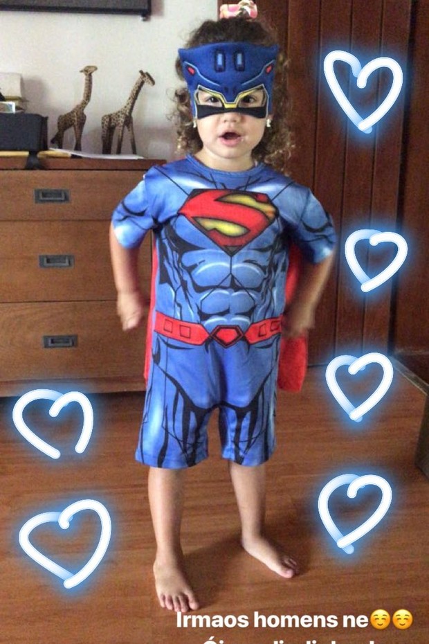 Liz, filha de Luana Piovani, usa fantasia de super-herói do irmão gêmeo (Foto: Reprodução/Instagram)